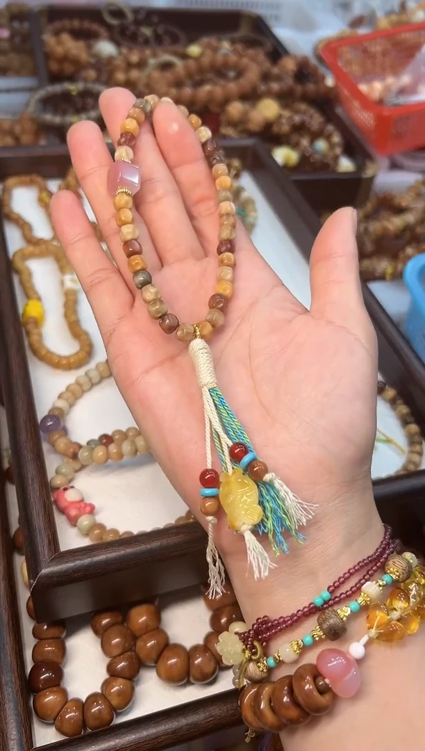 蜜蜡吊坠(赠链)未镶嵌卡7mm无相【玉化老料】设计款 手持