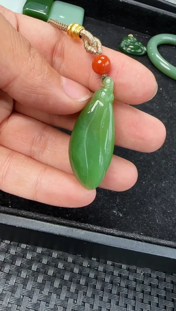 和田玉未镶嵌颈饰玉兰花