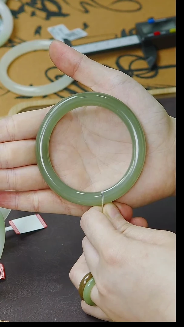 未镶嵌手镯和田玉55-56圈口小正装高冰湖水绿