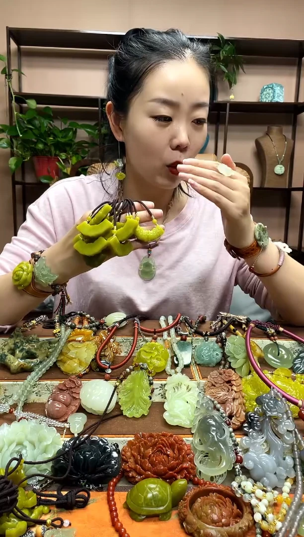 未镶嵌岫玉吊坠多样性发货发其中之一