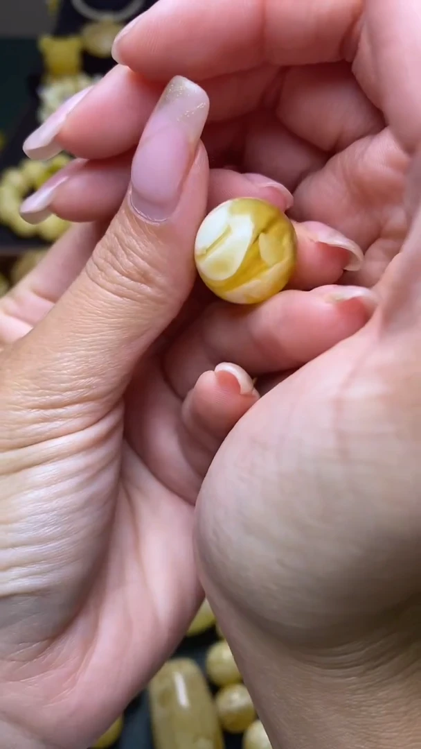 未镶嵌琥珀裸石葵. 85