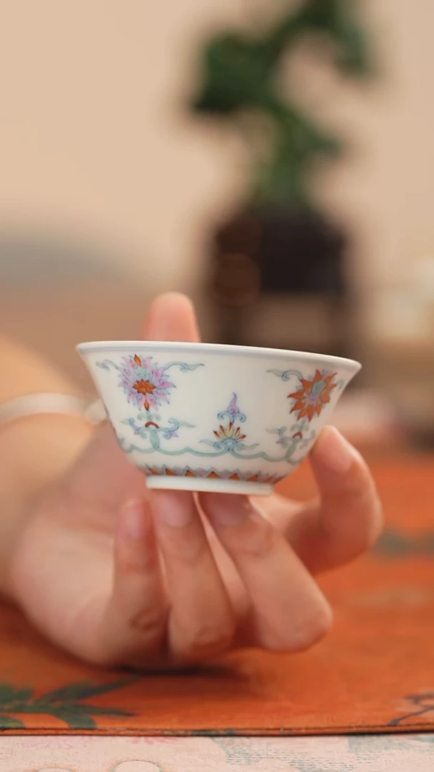 望玉斗彩卷草连主人杯