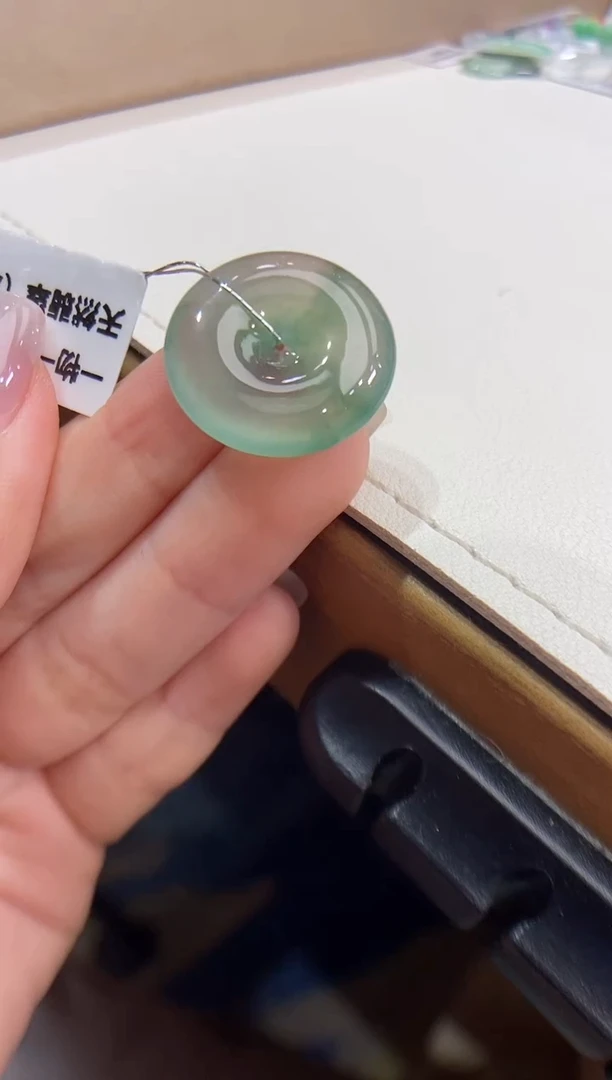 翡翠未镶嵌颈饰平安扣