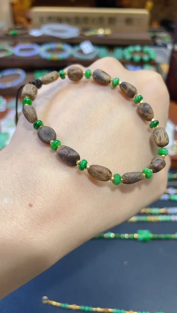 颈饰18K金镶嵌翡翠手串