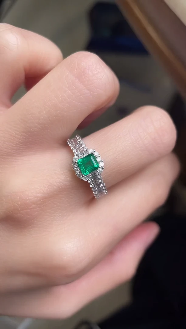 【闪购商品】祖母绿戒指18K金镶嵌斯瓦特主石：0.50ct