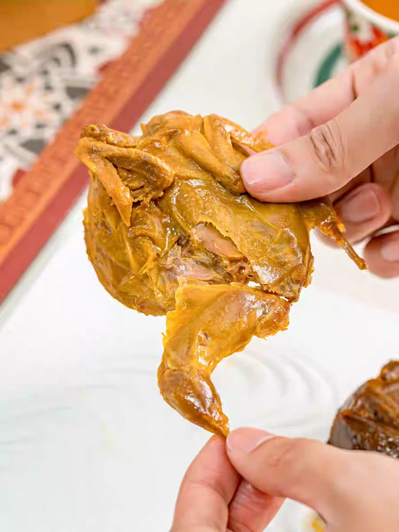 网红手撕鹌鹑熟即食黑鸭盐焗解馋下酒菜小零食