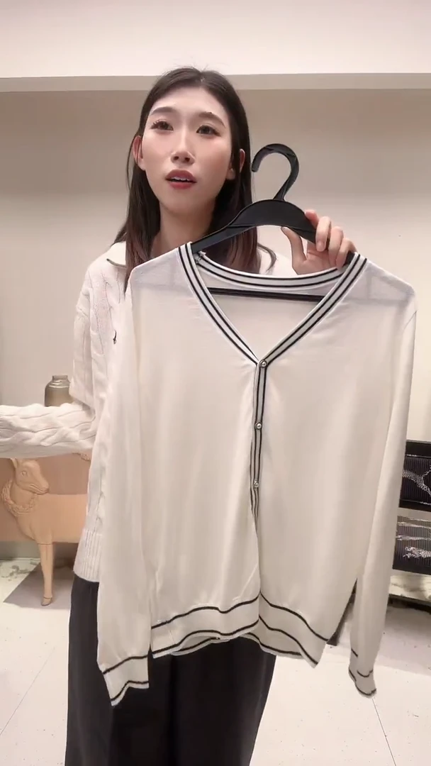 白色羊毛开衫上衣