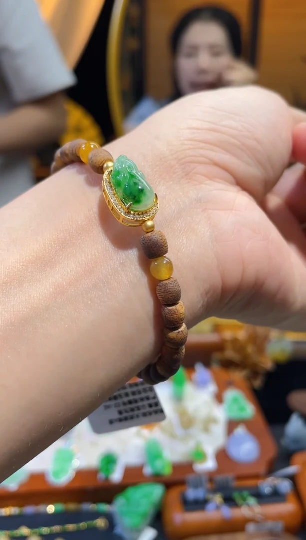 颈饰未镶嵌翡翠手串