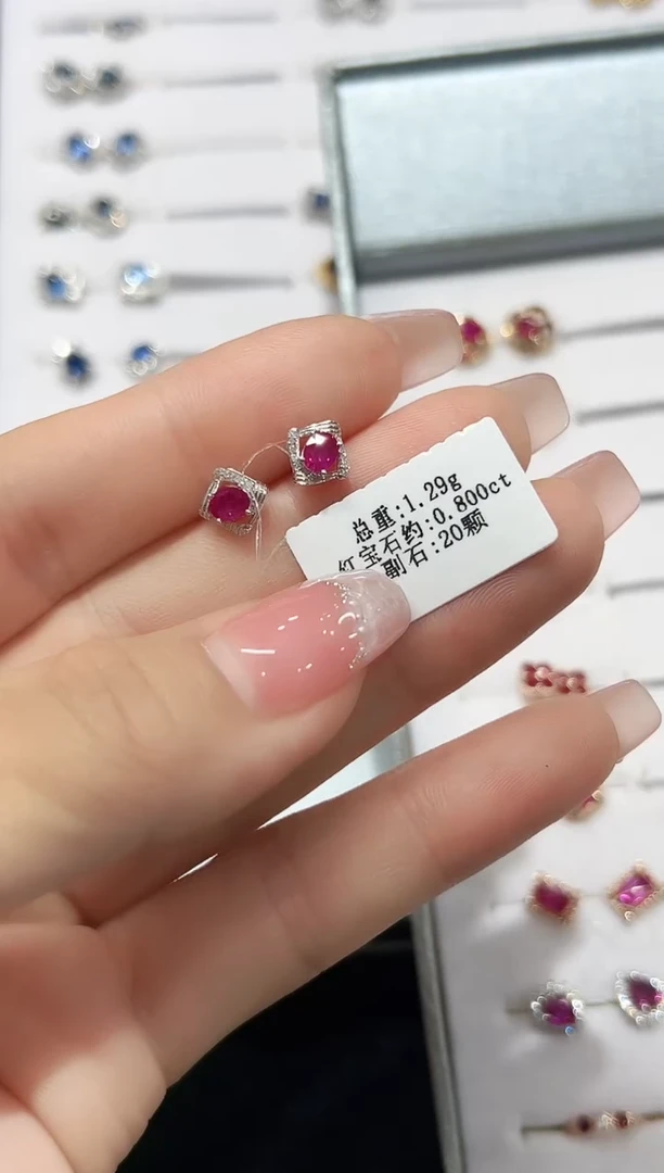 耳钉18K金镶嵌红宝石·