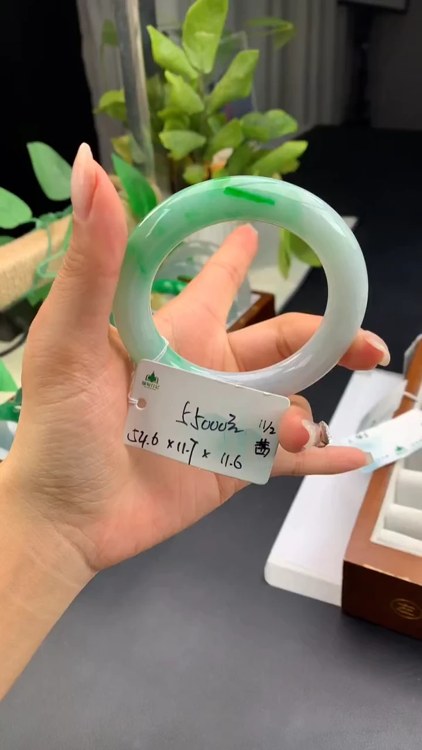 【闪购商品】翡翠手镯未镶嵌 #情人节#送礼，下单联系客服核对地址~
