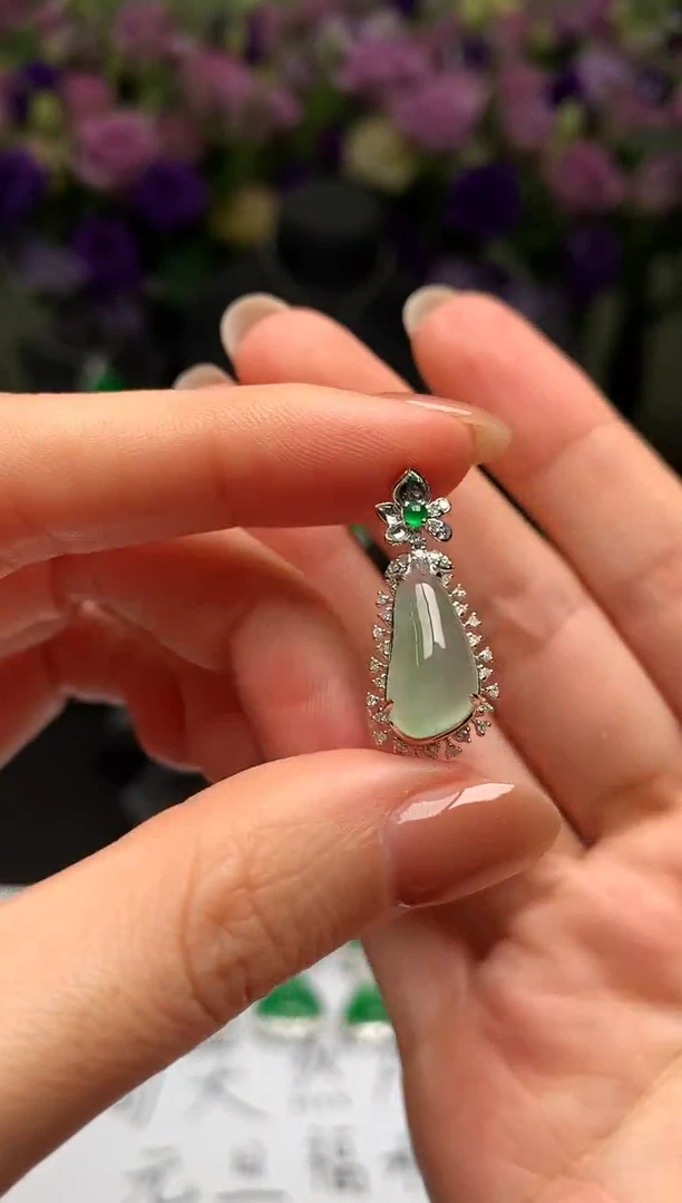 颈饰18K金镶嵌翡翠福瓜