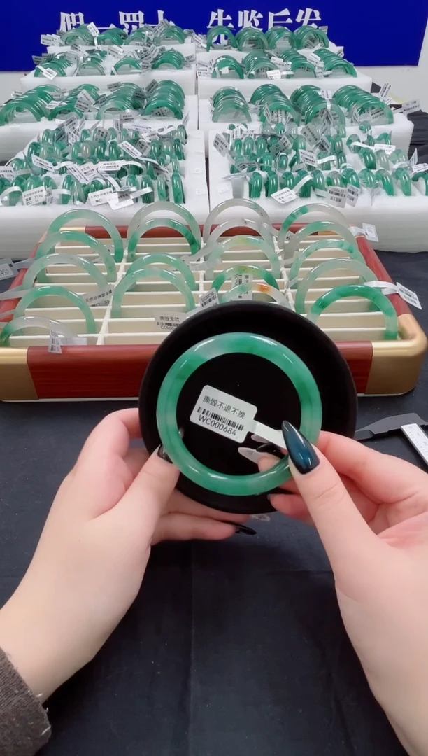 未镶嵌手镯石英质玉（非洲翠）圈口63