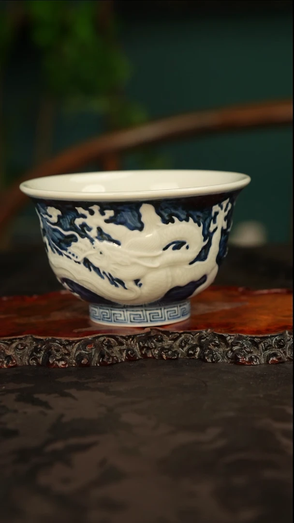 青花手绘雕刻龙纹主人杯