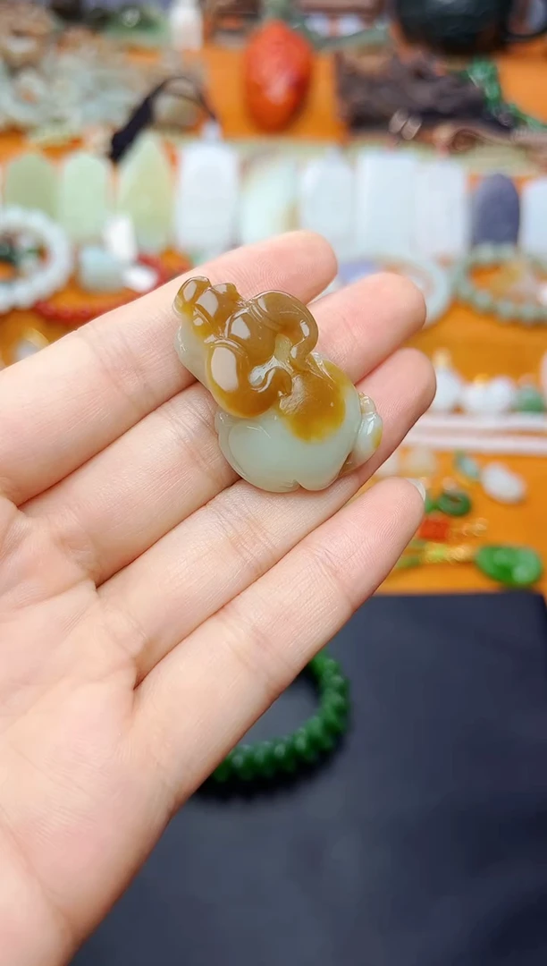和田玉未镶嵌颈饰小牛