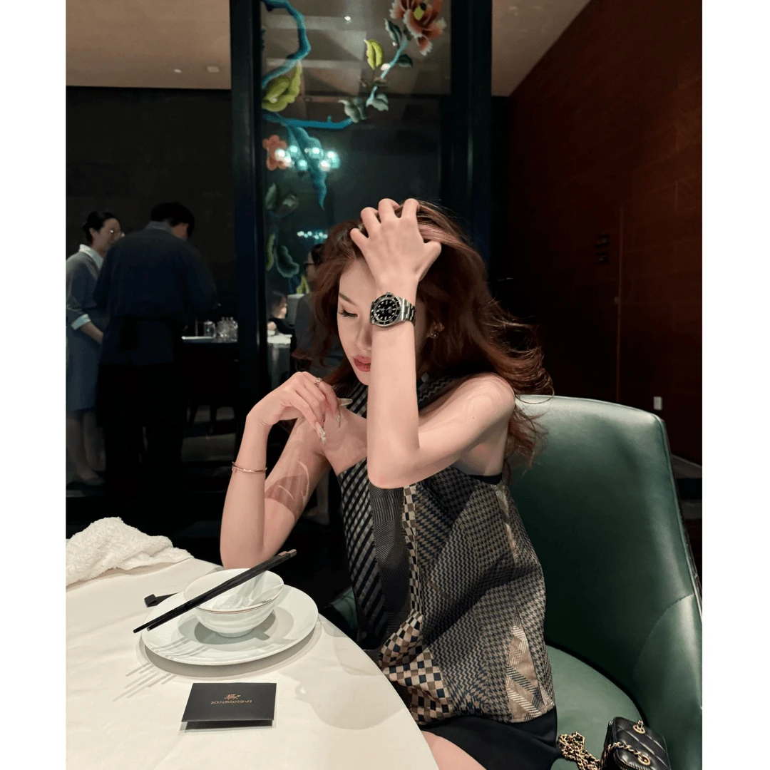 独特漂亮小衫法式复古高级感格纹挂脖上衣夏季高腰显瘦休闲短裤