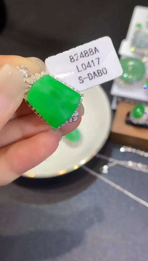 翡翠18K金镶嵌吊坠(不含链)L0417多样性发其一