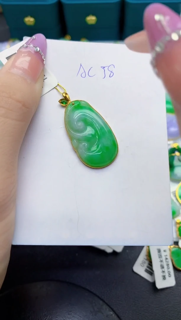 翡翠18K金镶嵌颈饰缅甸天然翡翠A货