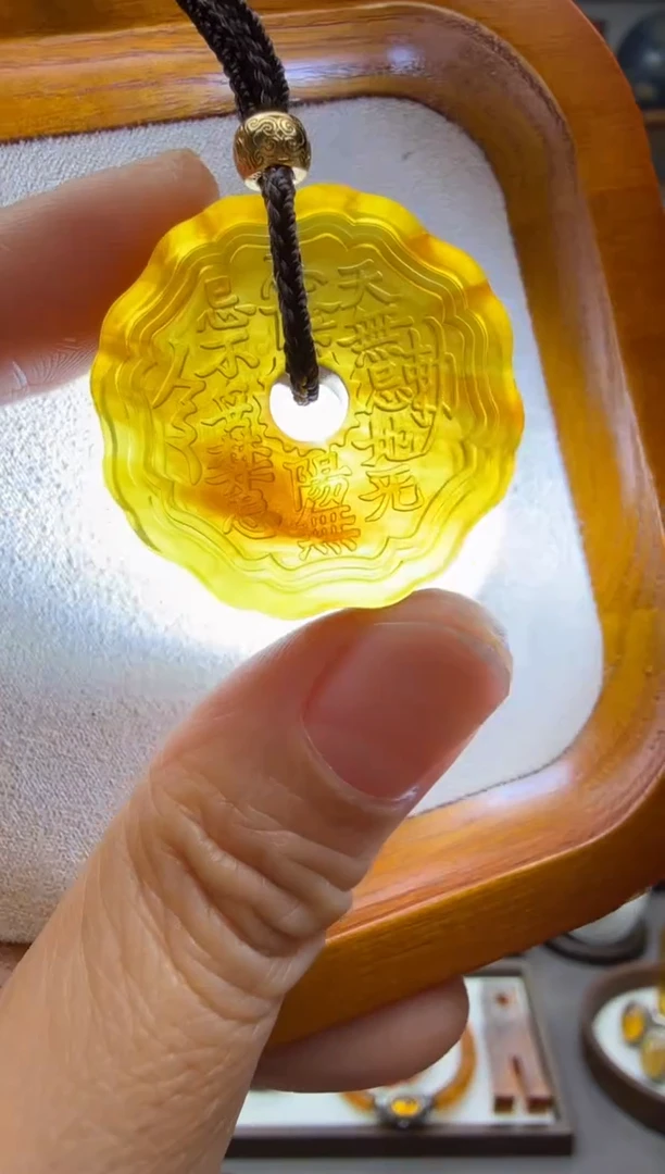 未镶嵌颈饰琥珀花钱吊坠