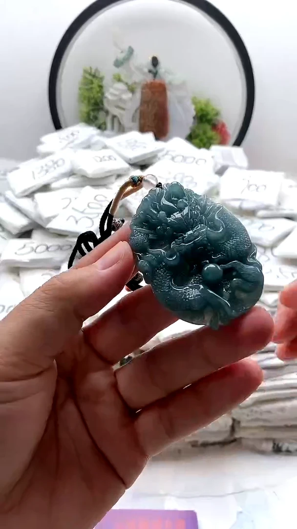 翡翠未镶嵌颈饰龙牌