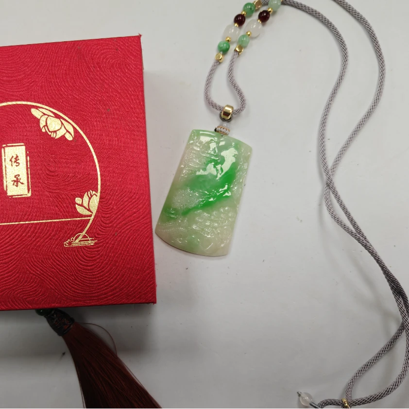 冰润飘绿精雕翡翠山水吊坠