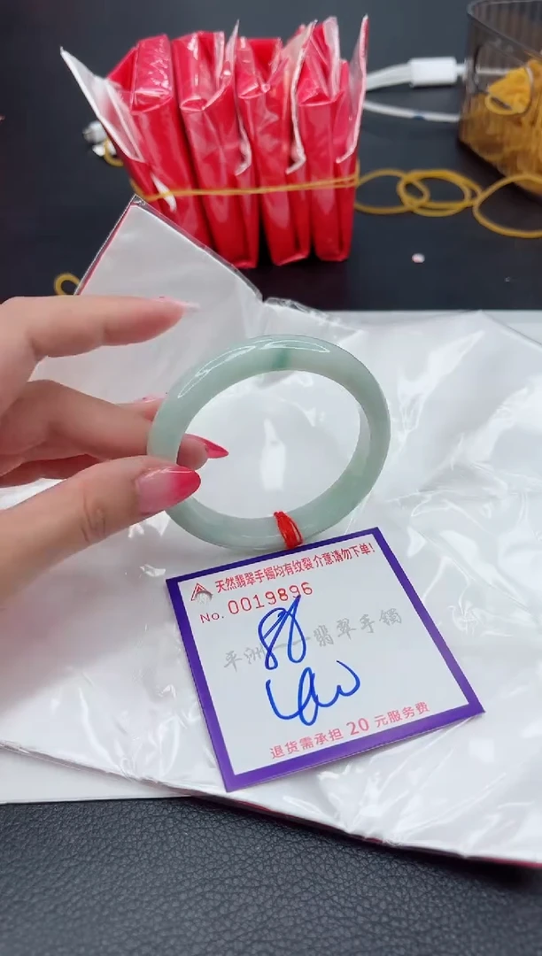 翡翠手镯未镶嵌1