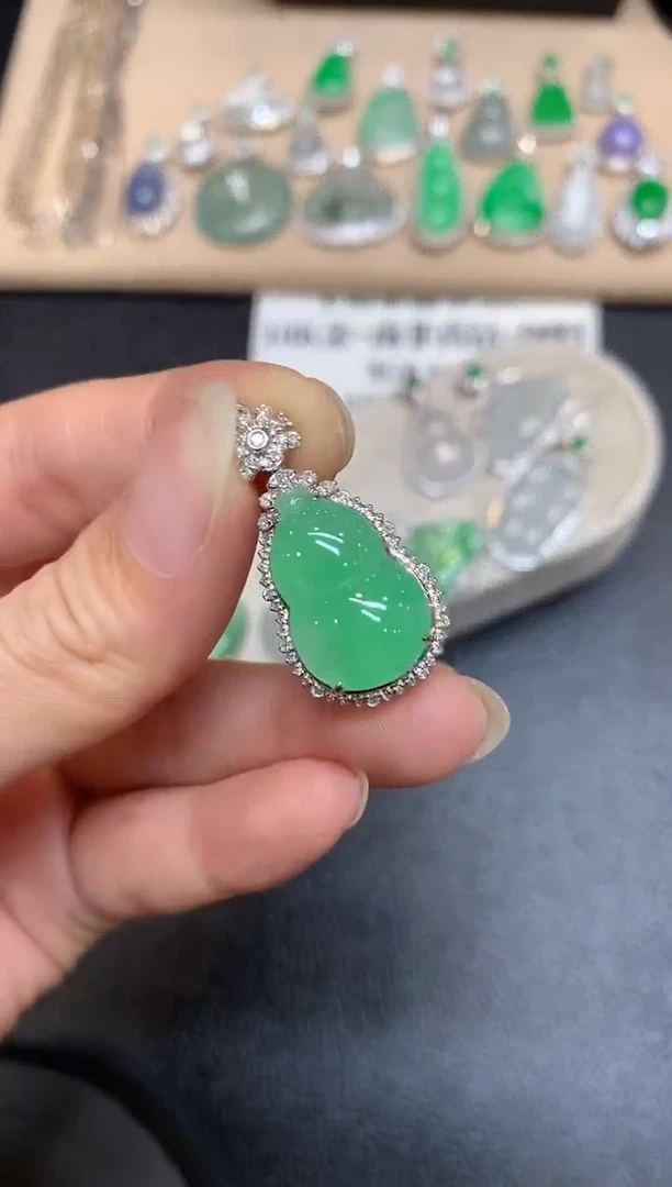 翡翠18K金镶嵌颈饰无服务费