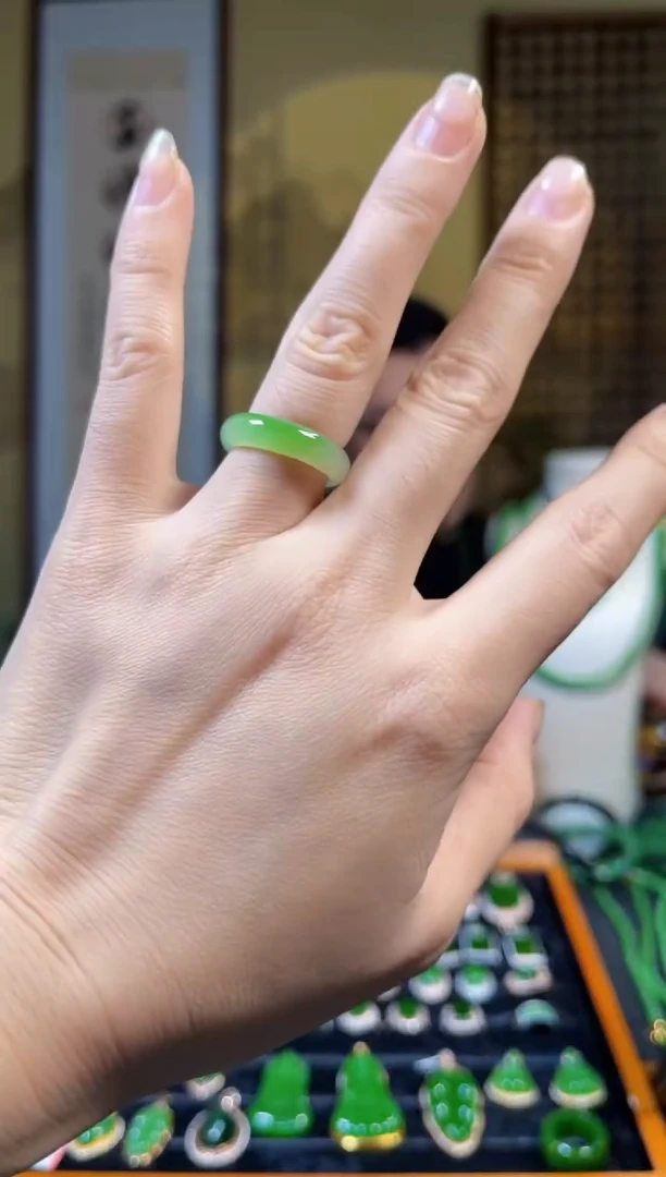 颈饰未镶嵌和田玉（碧玉）?***浅精品苹果绿戒圈