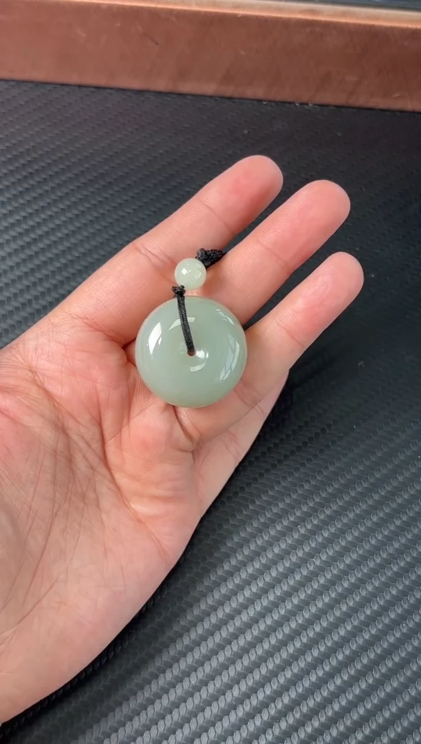 吊坠(赠链)未镶嵌和田玉且末微色差近矿k