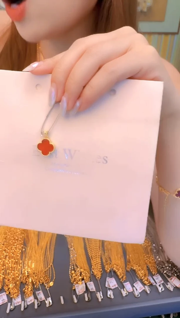 红色四叶草吊坠0.85g（多样性发货）