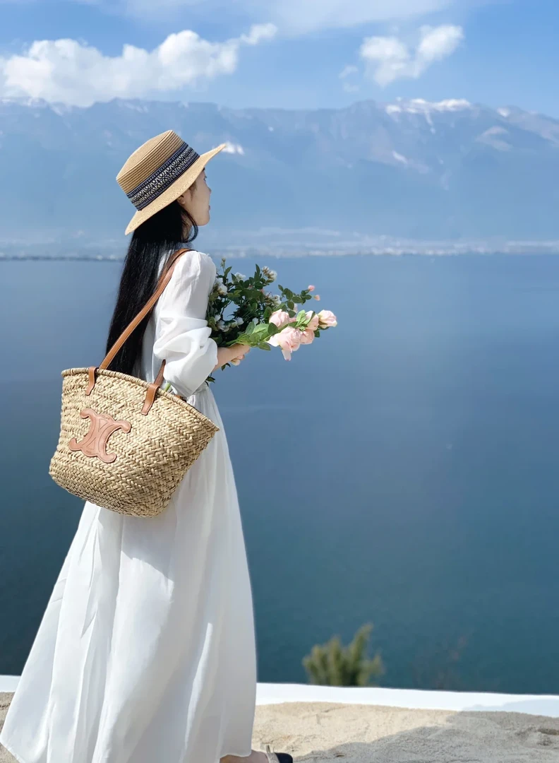 气质减龄白色连衣裙2025超火漂亮独特高级感法式海边度假长裙女春