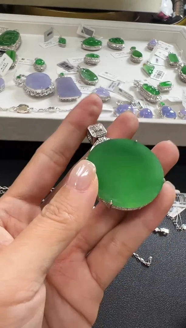 颈饰18K金镶嵌翡翠KHRX1122-042