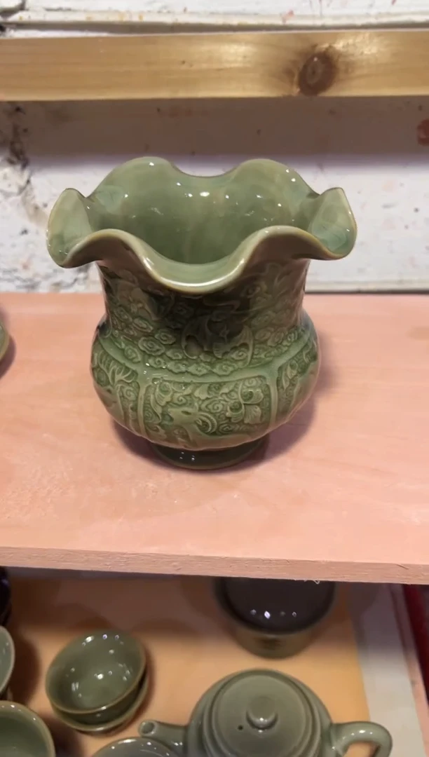耀州窑青瓷花口鼓腹尊