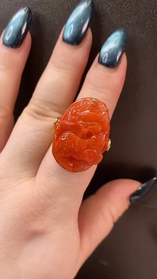 颈饰未镶嵌南红玛瑙戒指