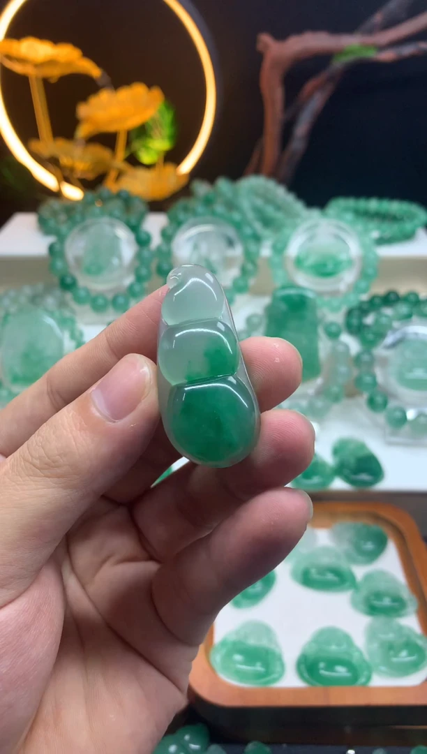 石英质玉（非洲翠）未镶嵌吊坠(不含链)四季豆