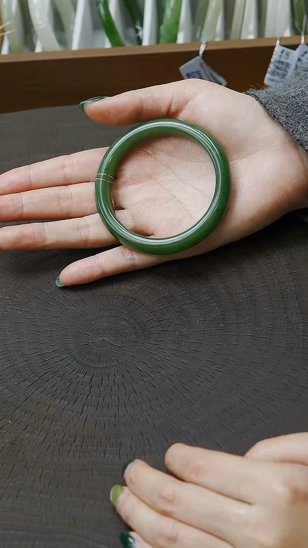 未镶嵌手镯和田玉59圈口 正装辣阳绿碧玉手镯