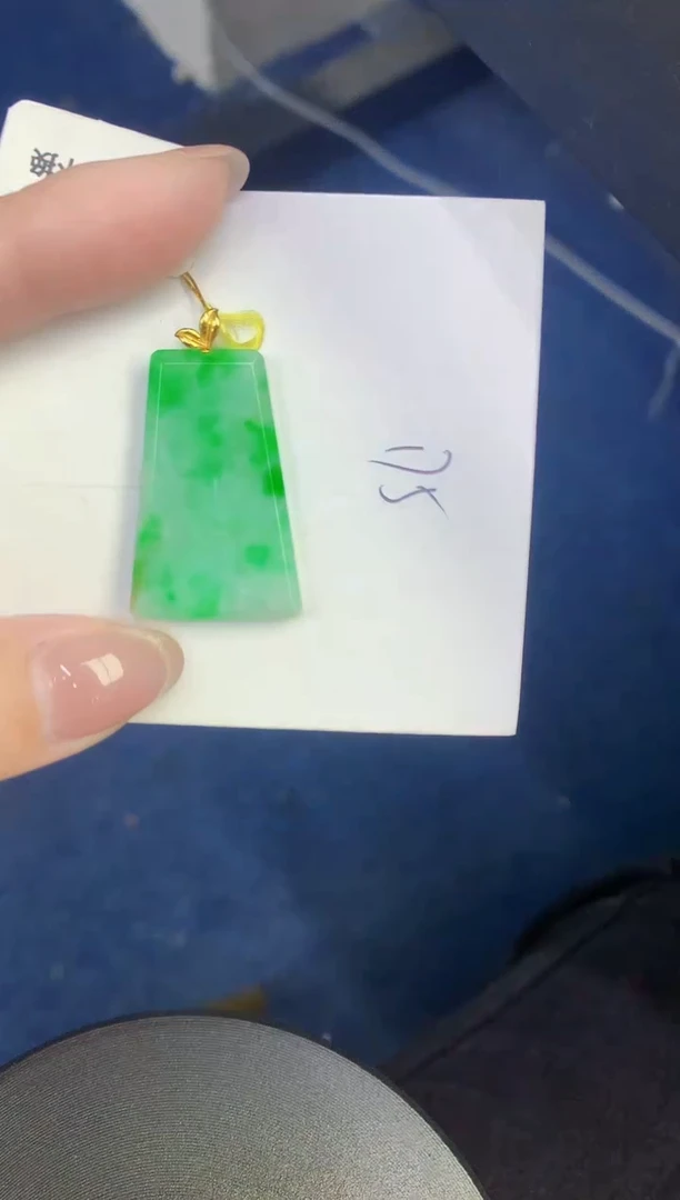 颈饰18K金镶嵌翡翠缅甸天然翡翠A货