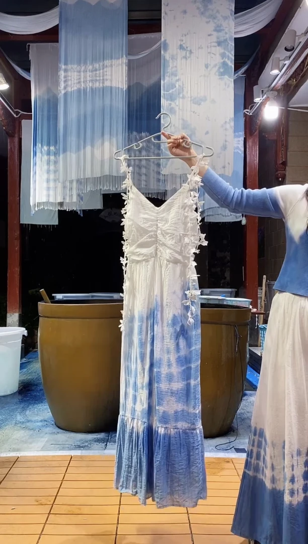 云浅蓝深 扎染服装 胸部褶皱流苏吊带裙 下波光蓝
