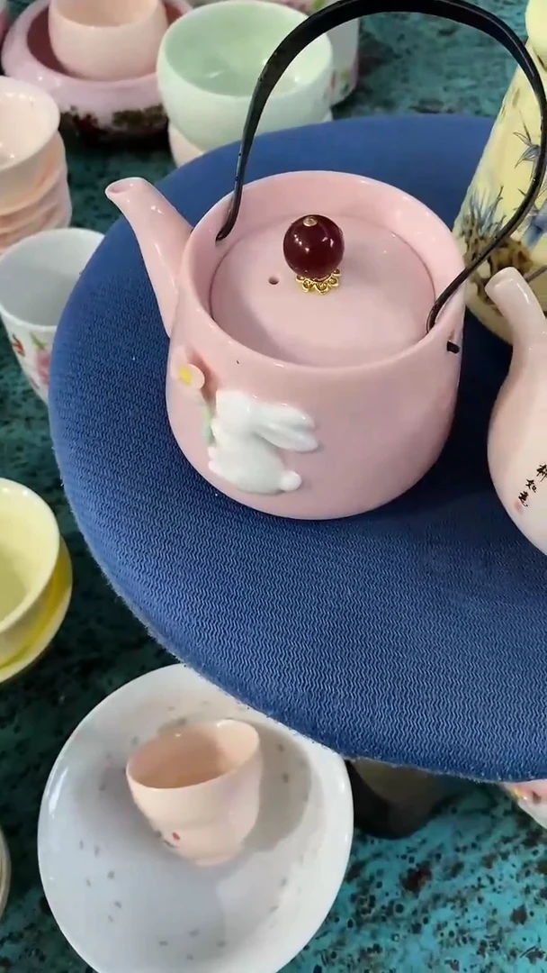 摆件陶红稀土兔子浮雕提梁壶