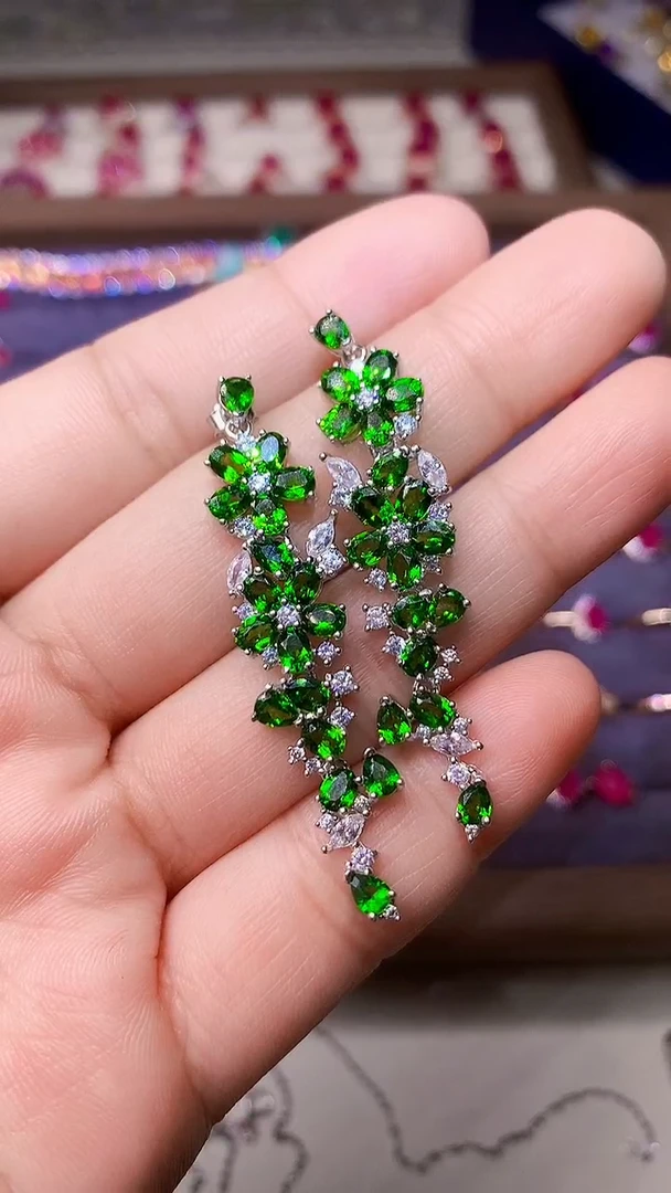 【闪购商品】透辉石耳饰银S925镶嵌....
