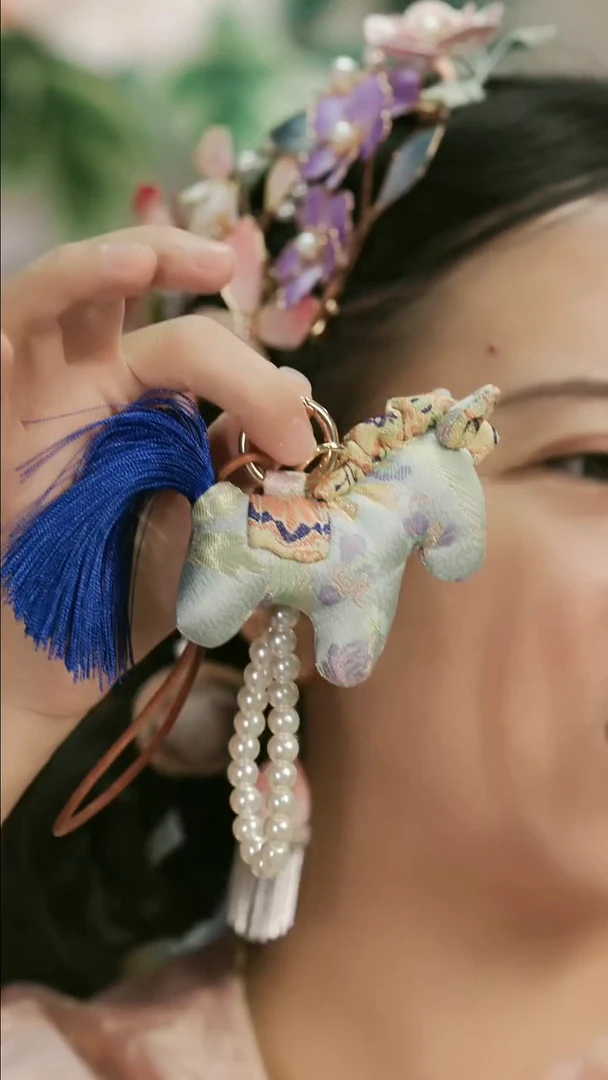 刺绣湘传礼小马挂件