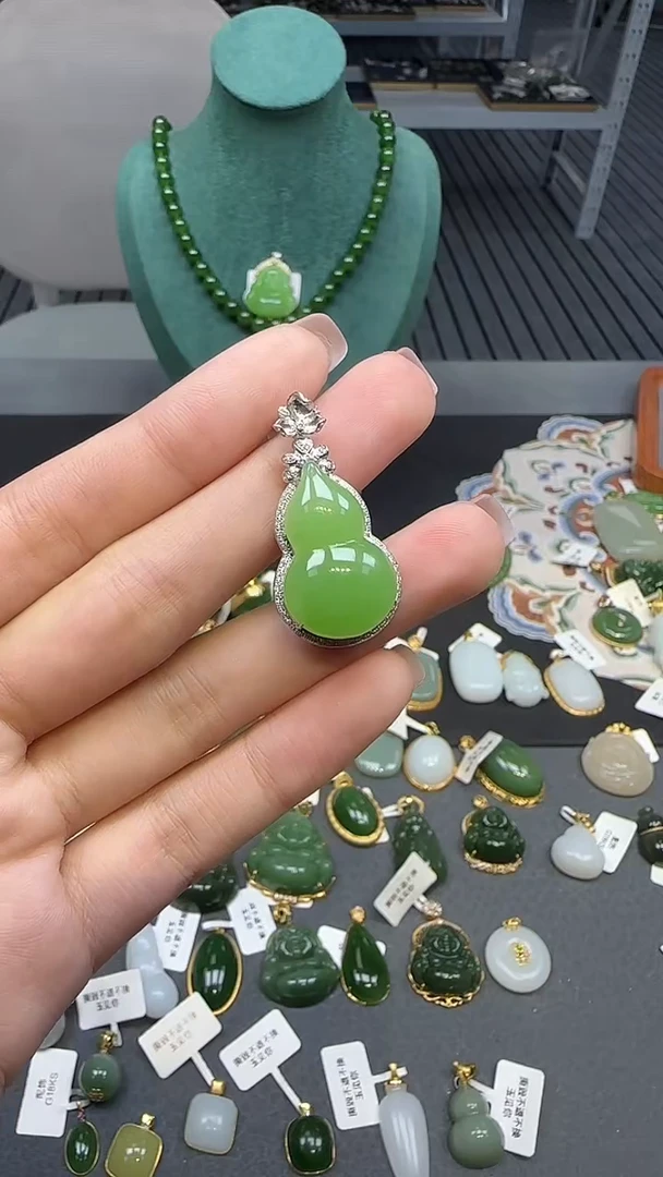 18K金镶嵌和田玉挂件1