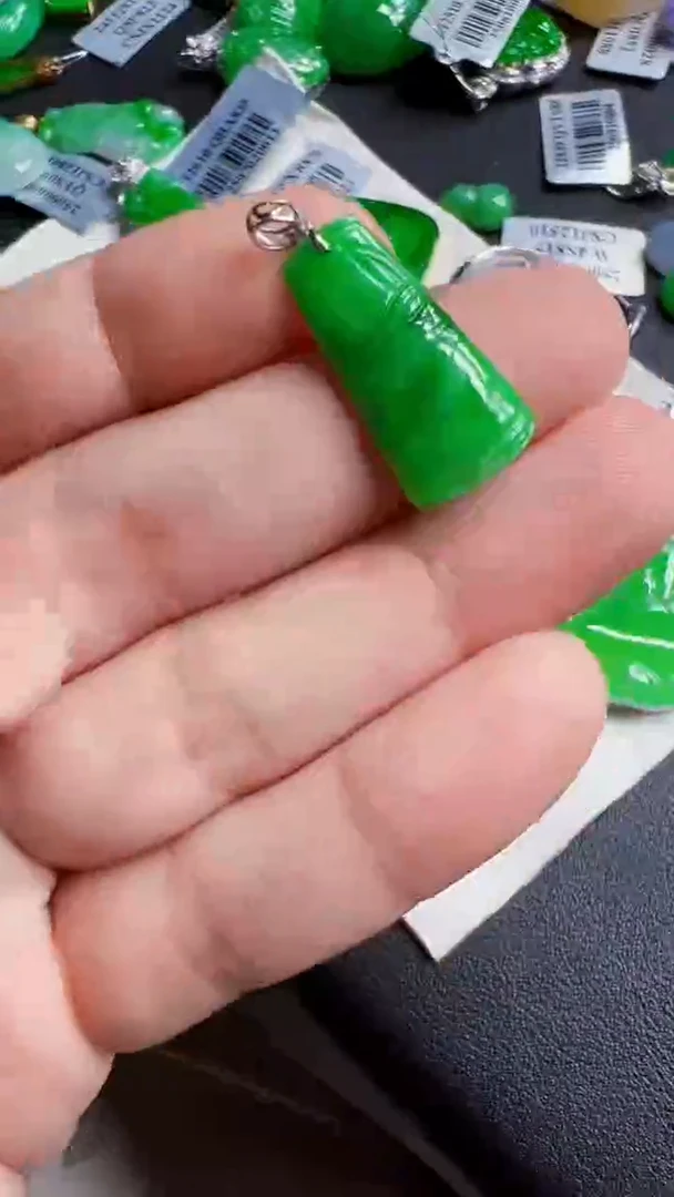 颈饰18K金镶嵌翡翠竹子