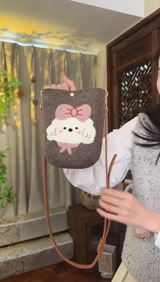 羊毛非遗纯手工包  手机包小狗
