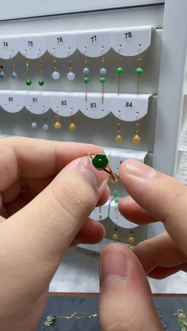 18K金镶嵌戒指翡翠天然缅甸翡翠A货