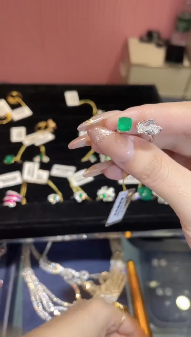 18K金镶嵌戒指祖母绿MSQ