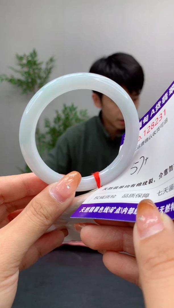 未镶嵌手镯翡翠有纹，完美者勿拍