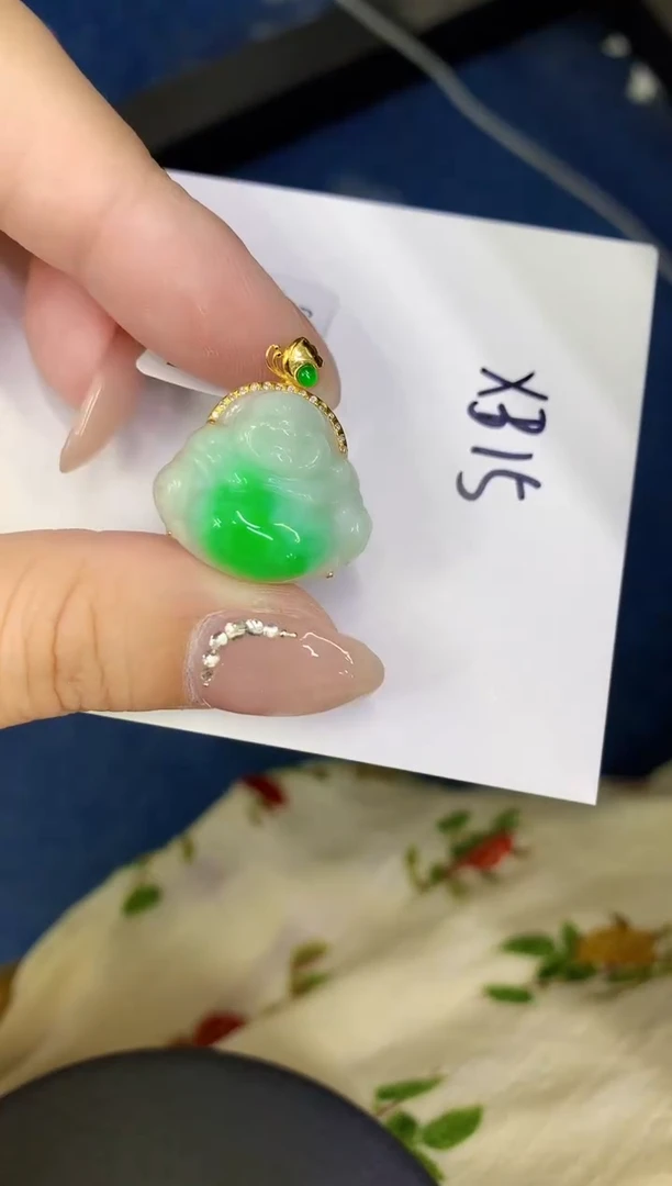 颈饰18K金镶嵌翡翠缅甸天然翡翠A货