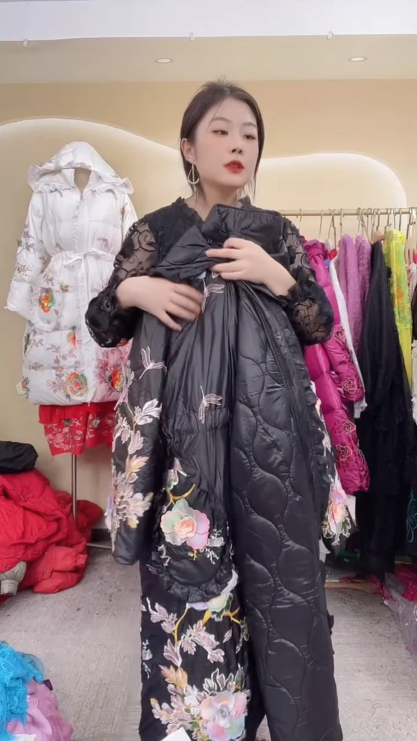 常规款玉蝶花黑色棉服