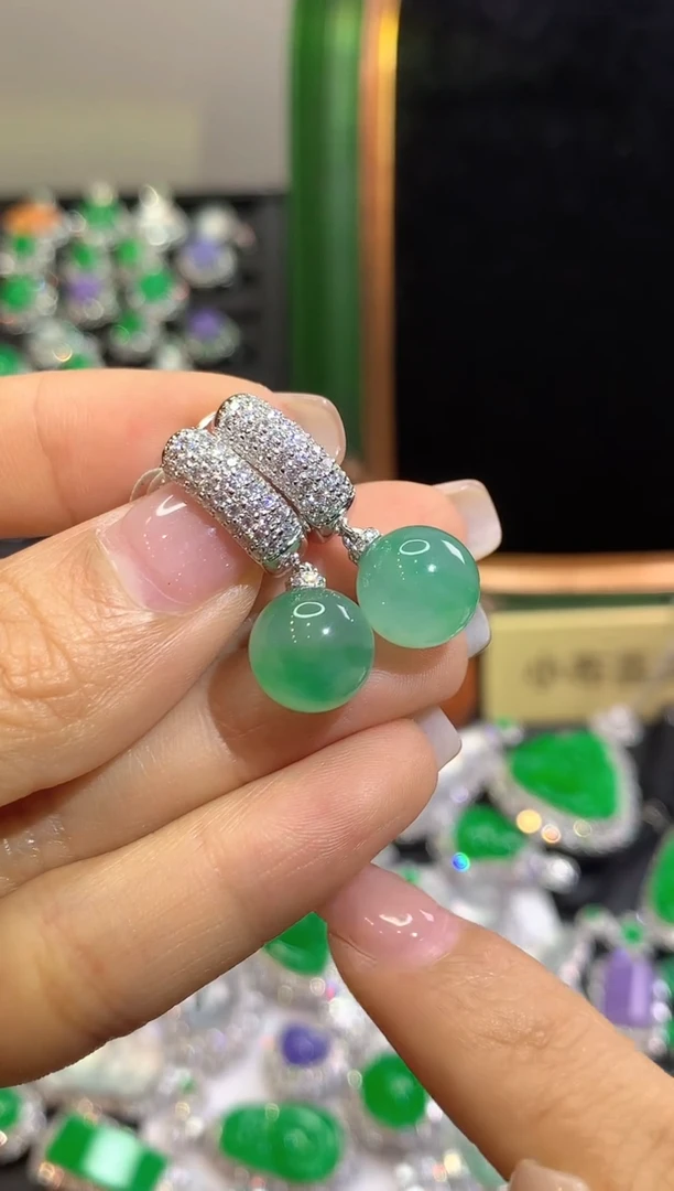 18K金镶嵌翡翠耳饰翡翠