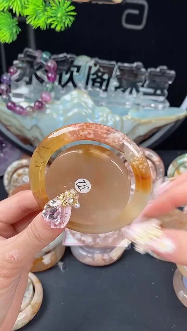 石英质玉手镯（圆镯）未镶嵌57.9